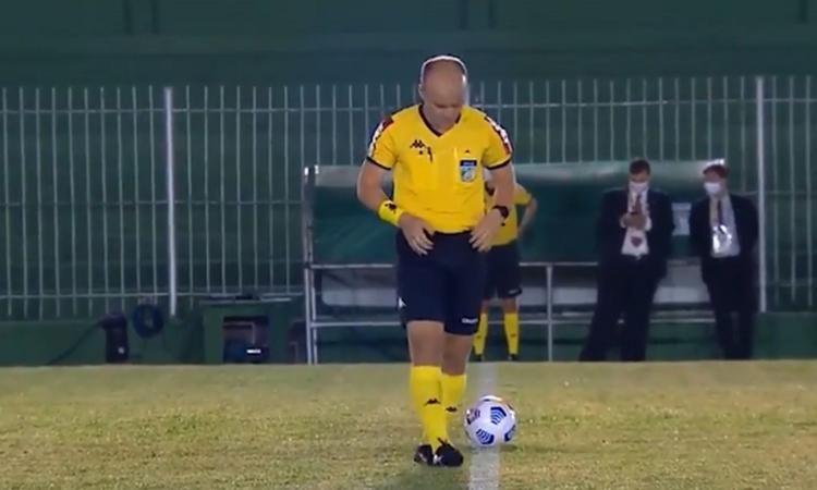 Momenti Di Gioia, clamoroso Brasile: arbitro si fa pipì addosso in campo, la tv riprende tutto! VIDEO
