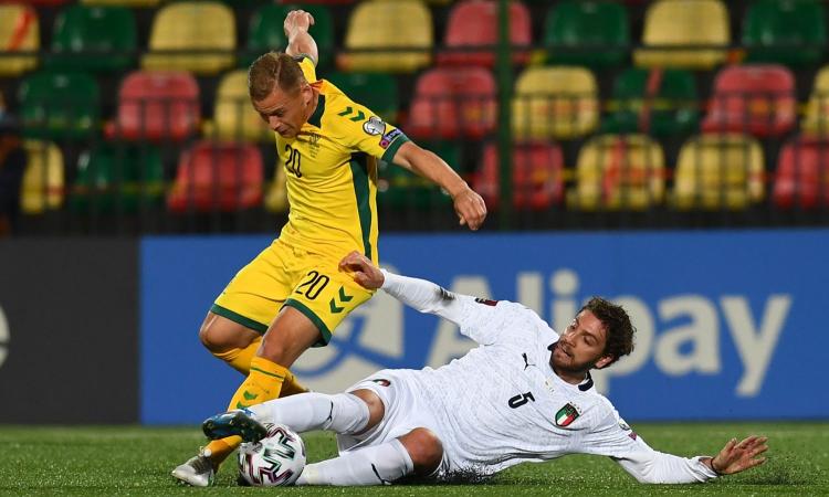 Lituania-Italia, la MOVIOLA: giallo esagerato a Locatelli, era diffidato. Rigore ok su Barella