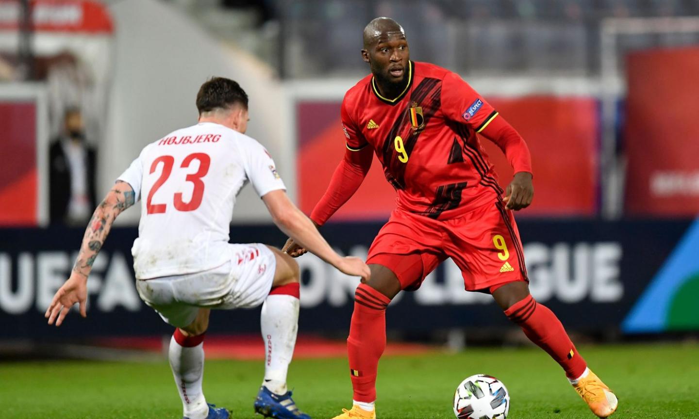 Inter, Lukaku sorridente con De Bruyne durante l'allenamento del Belgio FOTO