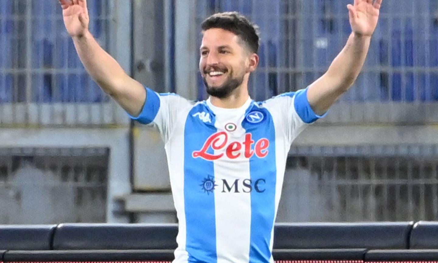 Napoli, l'arrivo della squadra tra il calore dei tifosi: cori per Mertens. Lozano tra i più acclamati