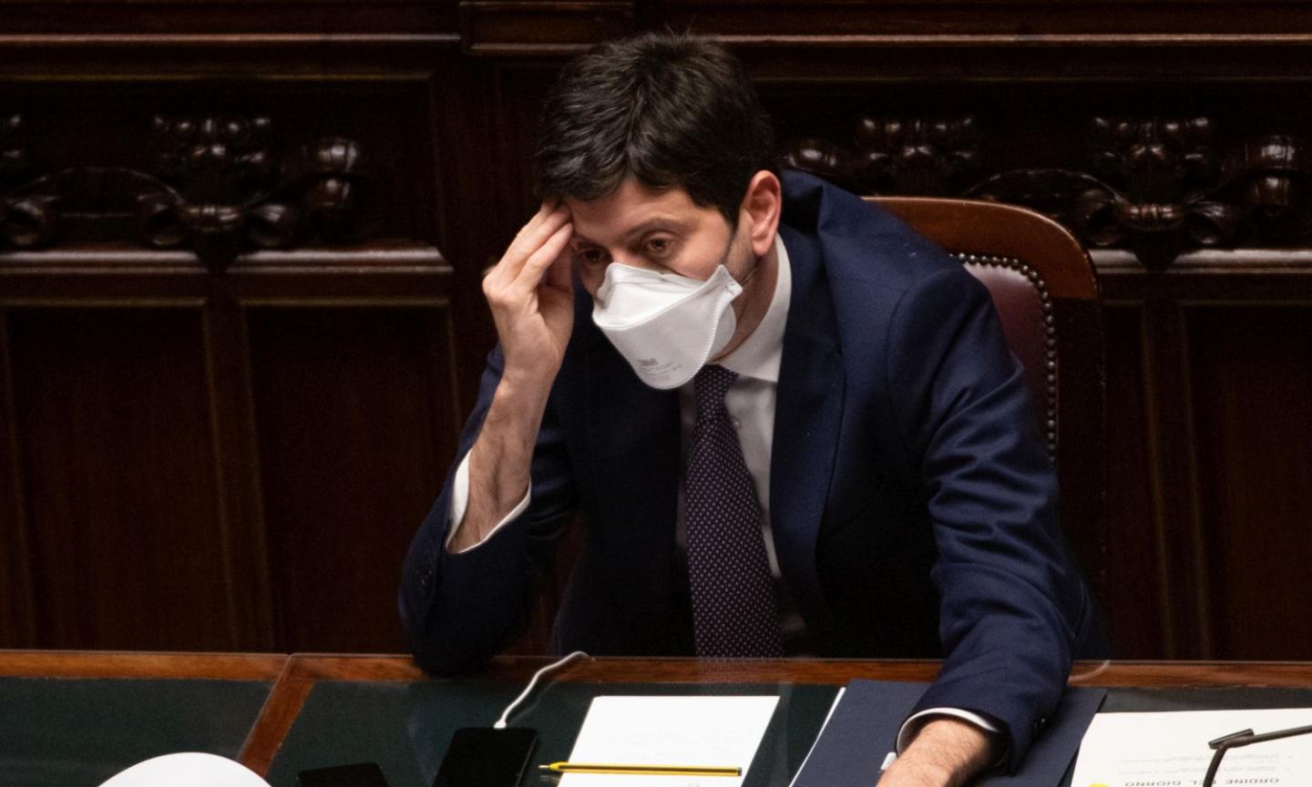 Il ministro della Salute, Speranza: 'Da domani tutti possono prenotare il vaccino'