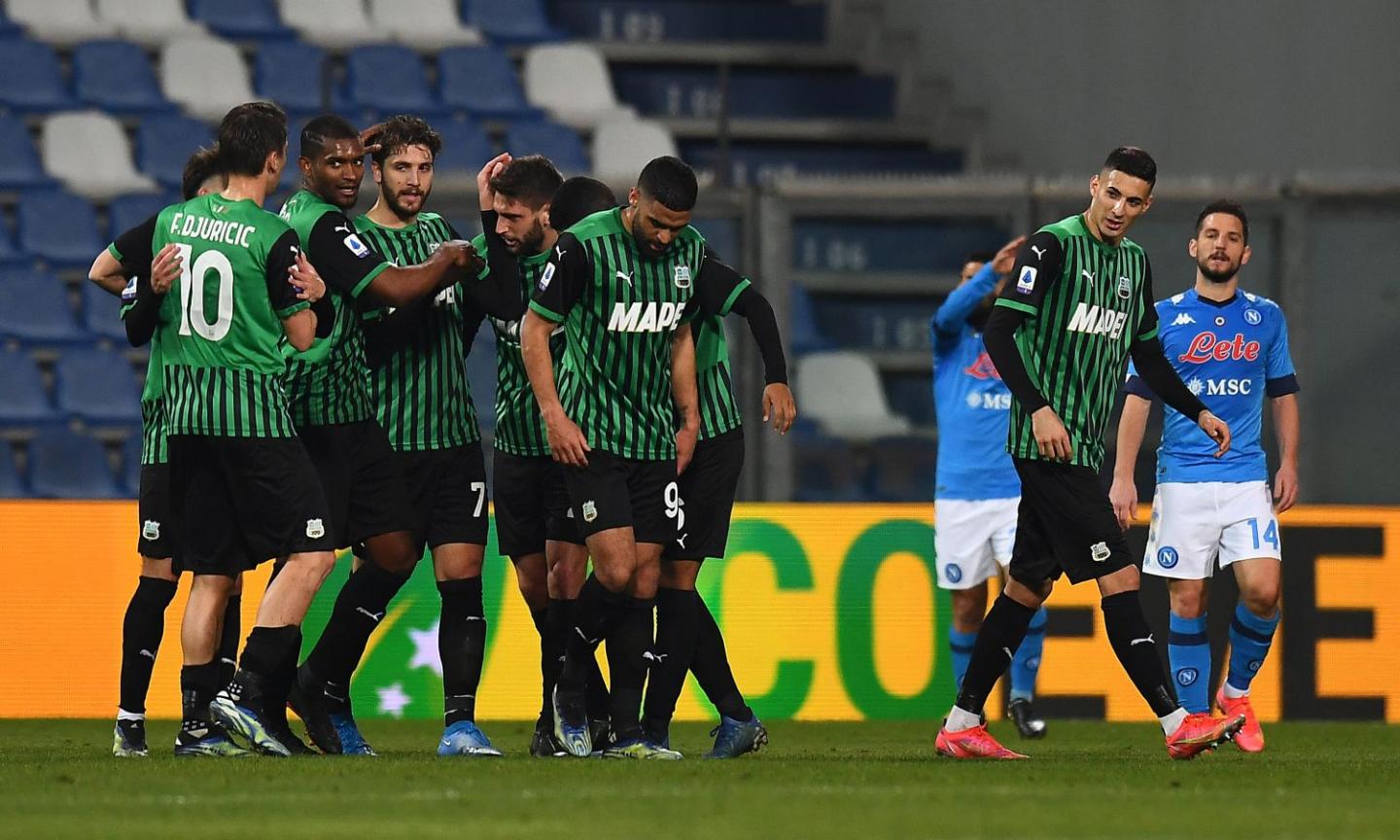 Un folle Sassuolo-Napoli finisce 3-3 con 3 rigori. Harakiri Manolas al 94esimo, il pari non serve a nessuno