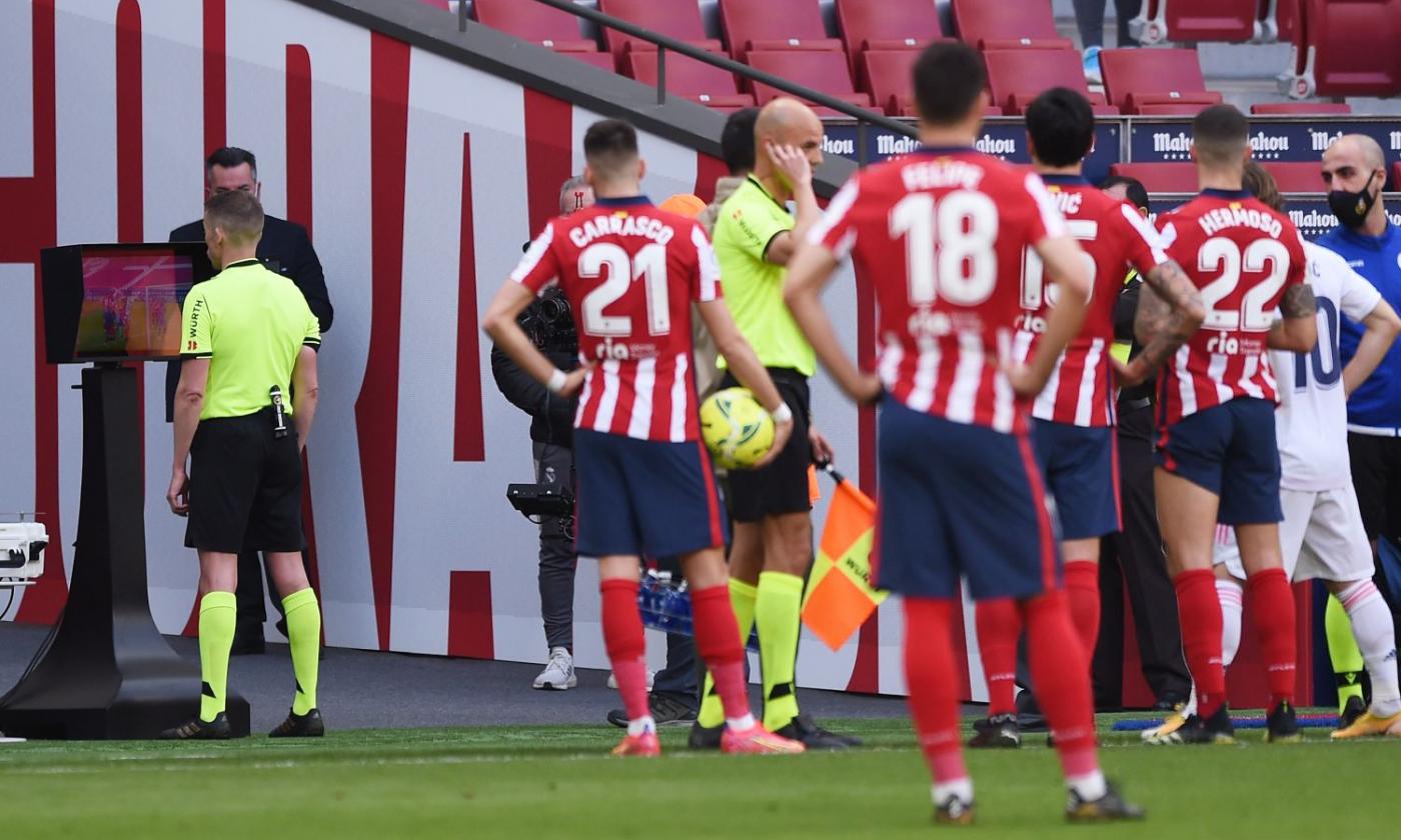 Che polemiche nel derby di Madrid: il Real chiede un rigore, l'Atletico punzecchia: 'Abituati ad avere il vento a favore...'