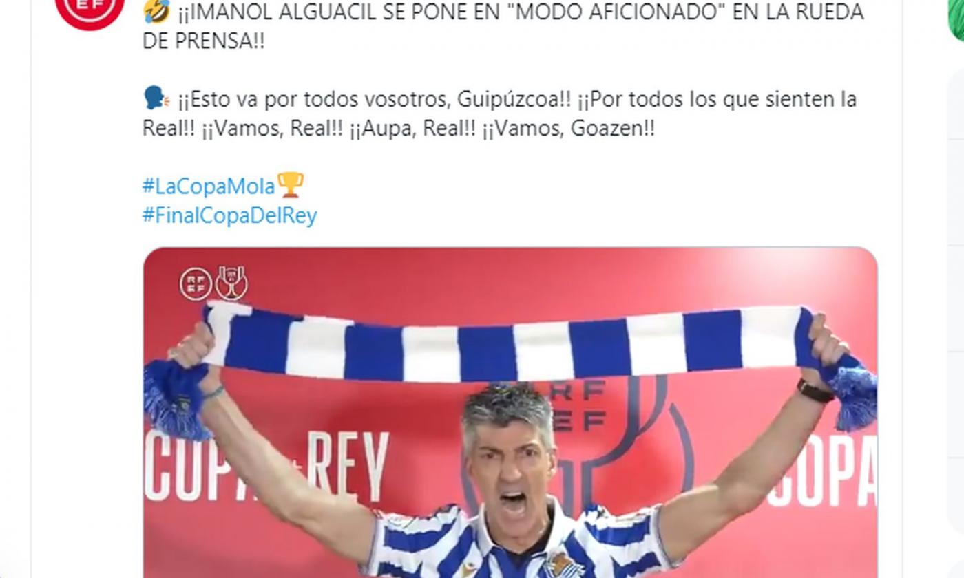 La Real Sociedad vince la Coppa del Re, show del tecnico basco Alguacil in conferenza: maglia, sciarpa e cori VIDEO