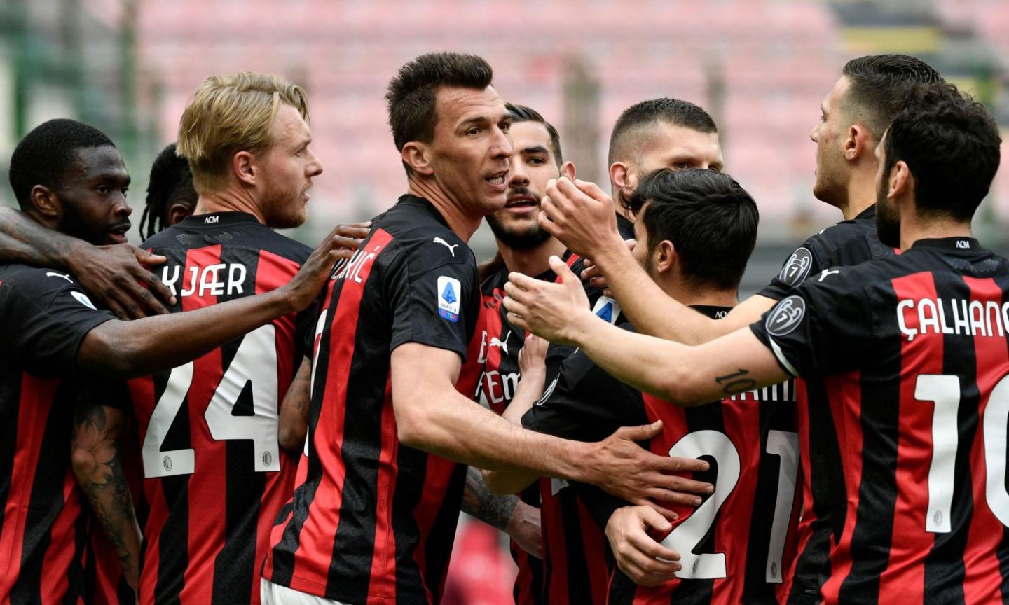 Il Milan fatica ma rompe il tabù San Siro: 2-1 al Genoa, Pioli difende il 2° posto