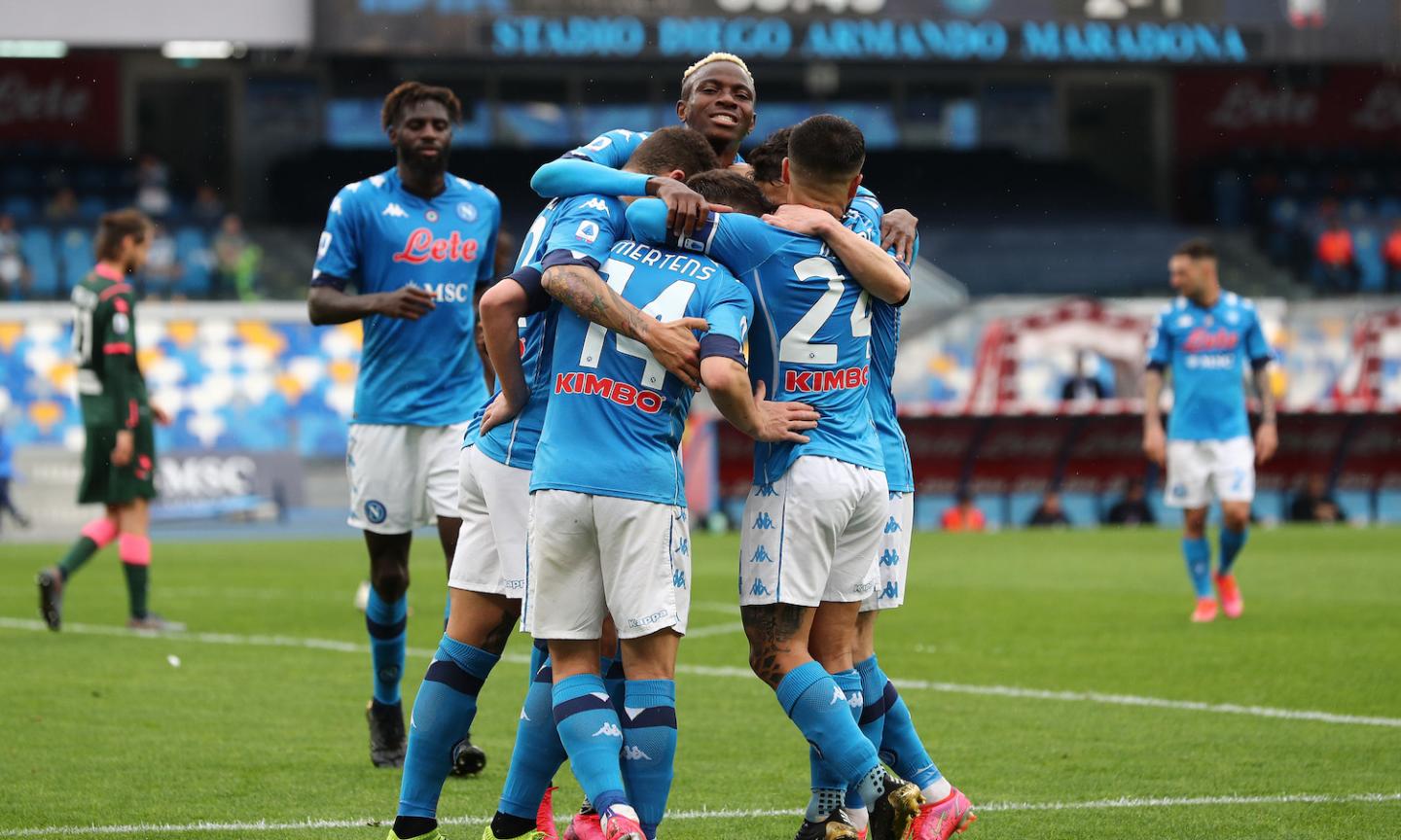 Tanti gol, errori e spettacolo: il Napoli vince 4-3 col Crotone e supera la Juve al 4° posto