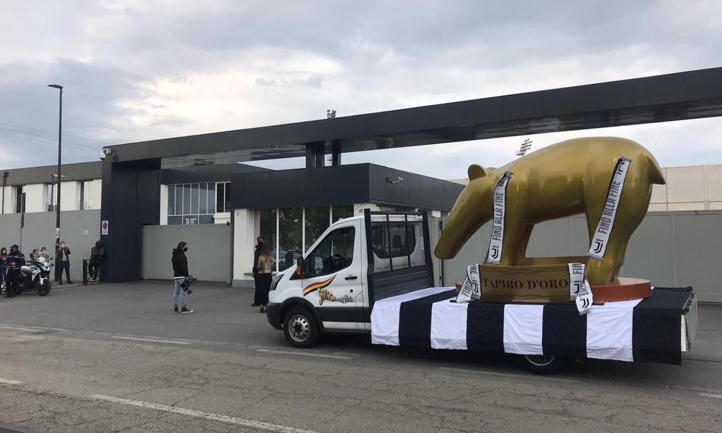 Fallito il progetto Superlega, arriva un tapiro gigante per Agnelli FOTO