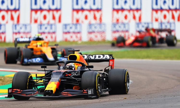 Formula 1, Imola: vince Verstappen, Ferrari quarta e quinta. Che incidente fra Bottas e Russell
