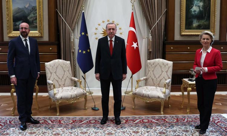 L'UE incontra Erdogan in Turchia, ma per Ursula von der Leyen non c'è la poltrona: costretta a sedersi sul divano