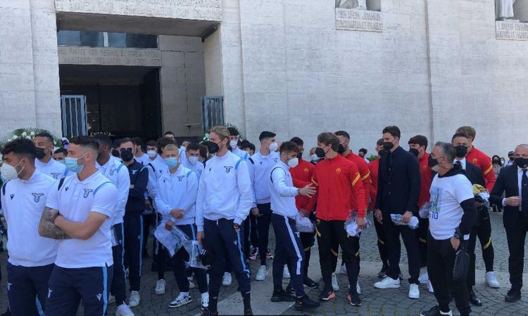Funerale Guerini: in migliaia per l’ultimo saluto al Primavera della Lazio scomparso a 19 anni, le FOTO