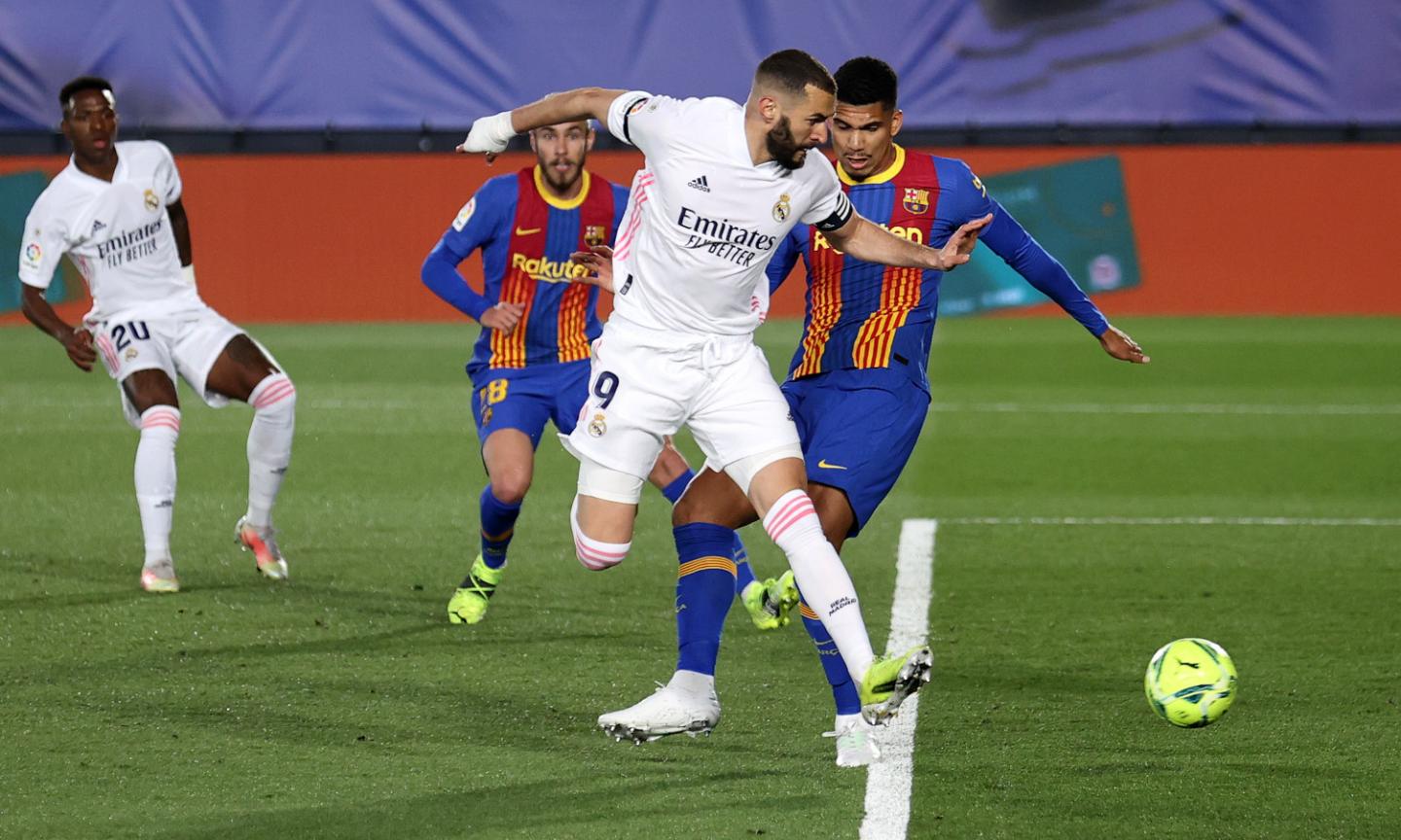 Benzema fa volare il Real Madrid, primo con l'Atletico a +1 sul Barcellona: ultimo Clasico per Messi? VIDEO