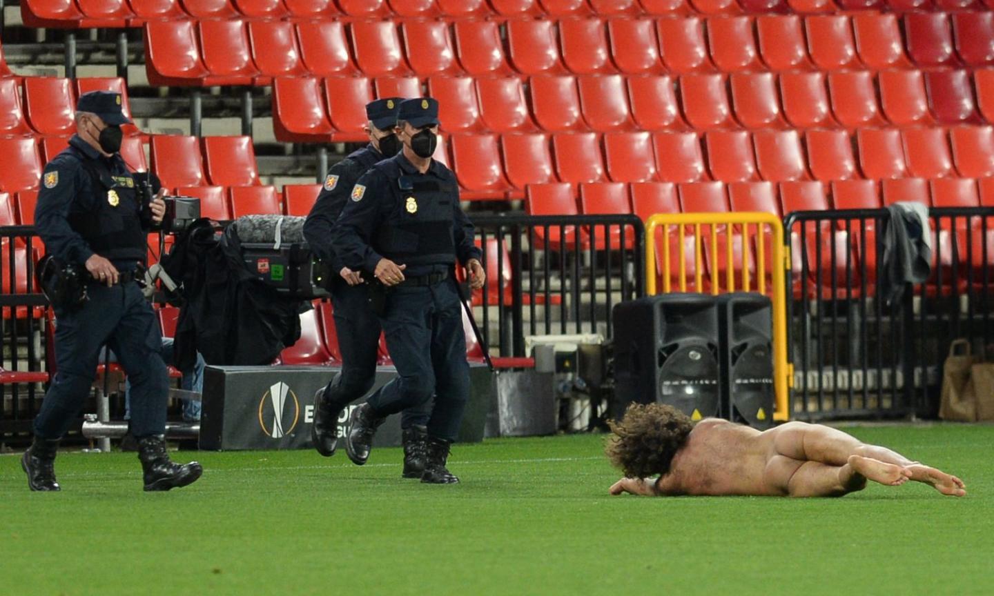 Granada-Man United, scene di follia senza tifosi: spunta un invasore di campo completamente nudo