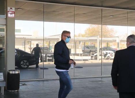 Barcellona, il goffo tentativo del padre di Haaland: mezz'ora nascosto nei bagni dell'aeroporto per evitare la stampa