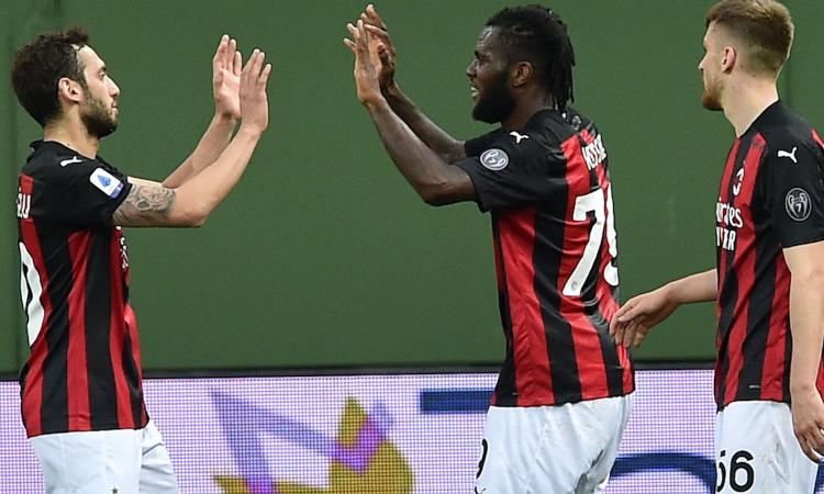 Espulso Ibra, il Milan soffre in 10 uomini ma vince: 3-1 a Parma e + 4 sulla Juve