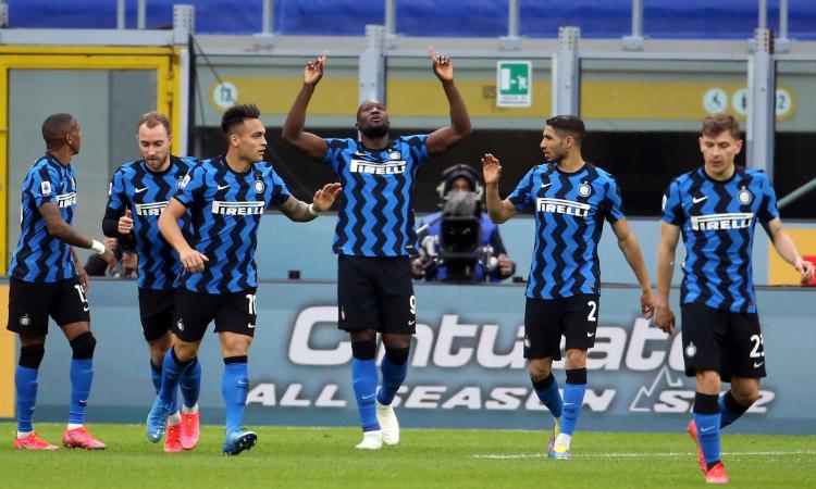 L’Inter è solo attesa e contropiede, ma batte il Sassuolo e si cuce lo scudetto sul petto