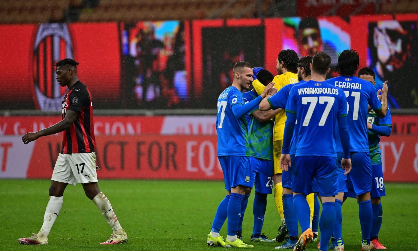 Il piccolo Sassuolo affonda il 'presunto grande' Milan. Altro che Superlega, la corsa Champions è a rischio