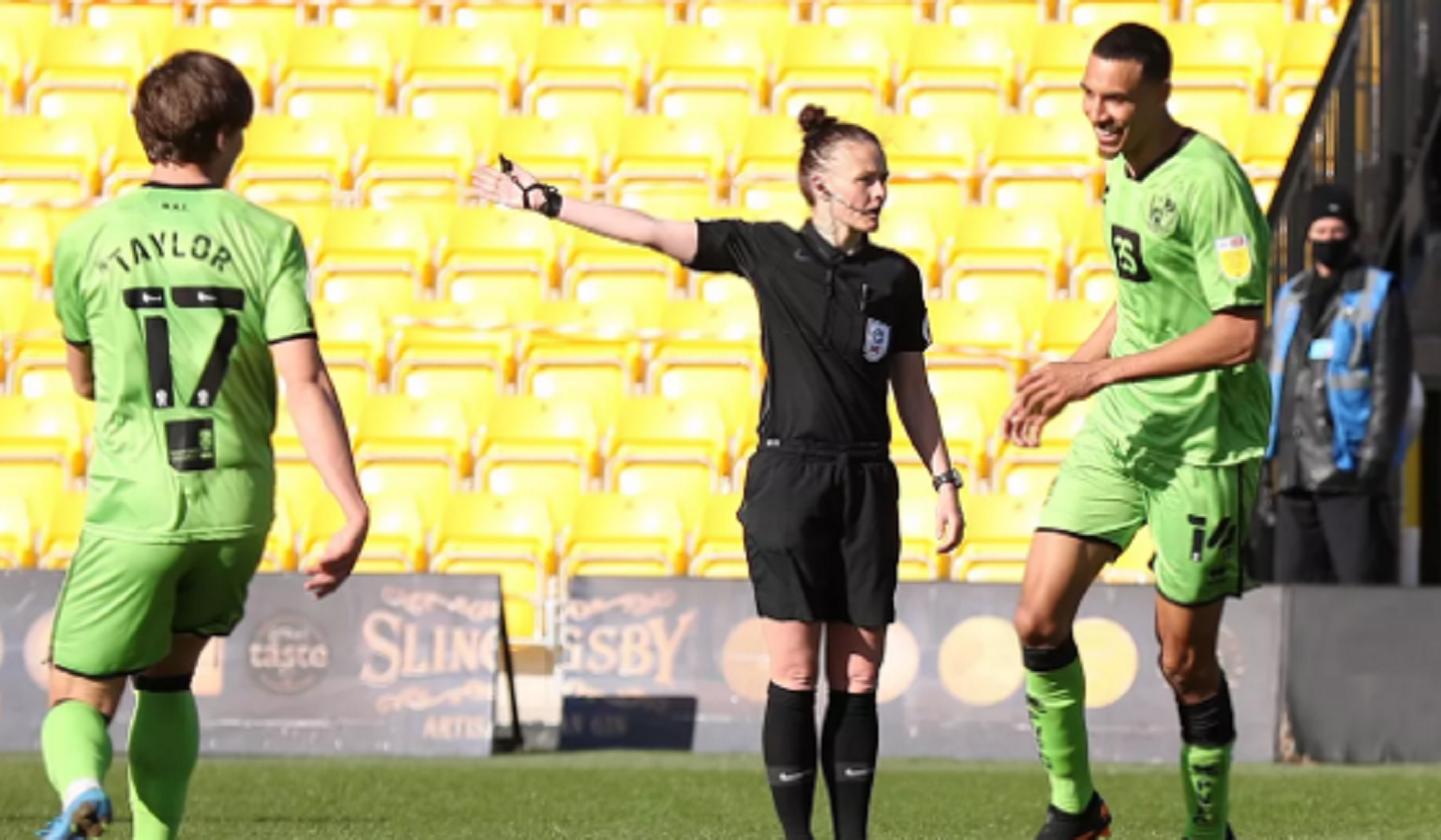 Momenti Di Gioia: Rebecca Welch nella storia, è la prima donna ad arbitrare gli uomini nel calcio inglese