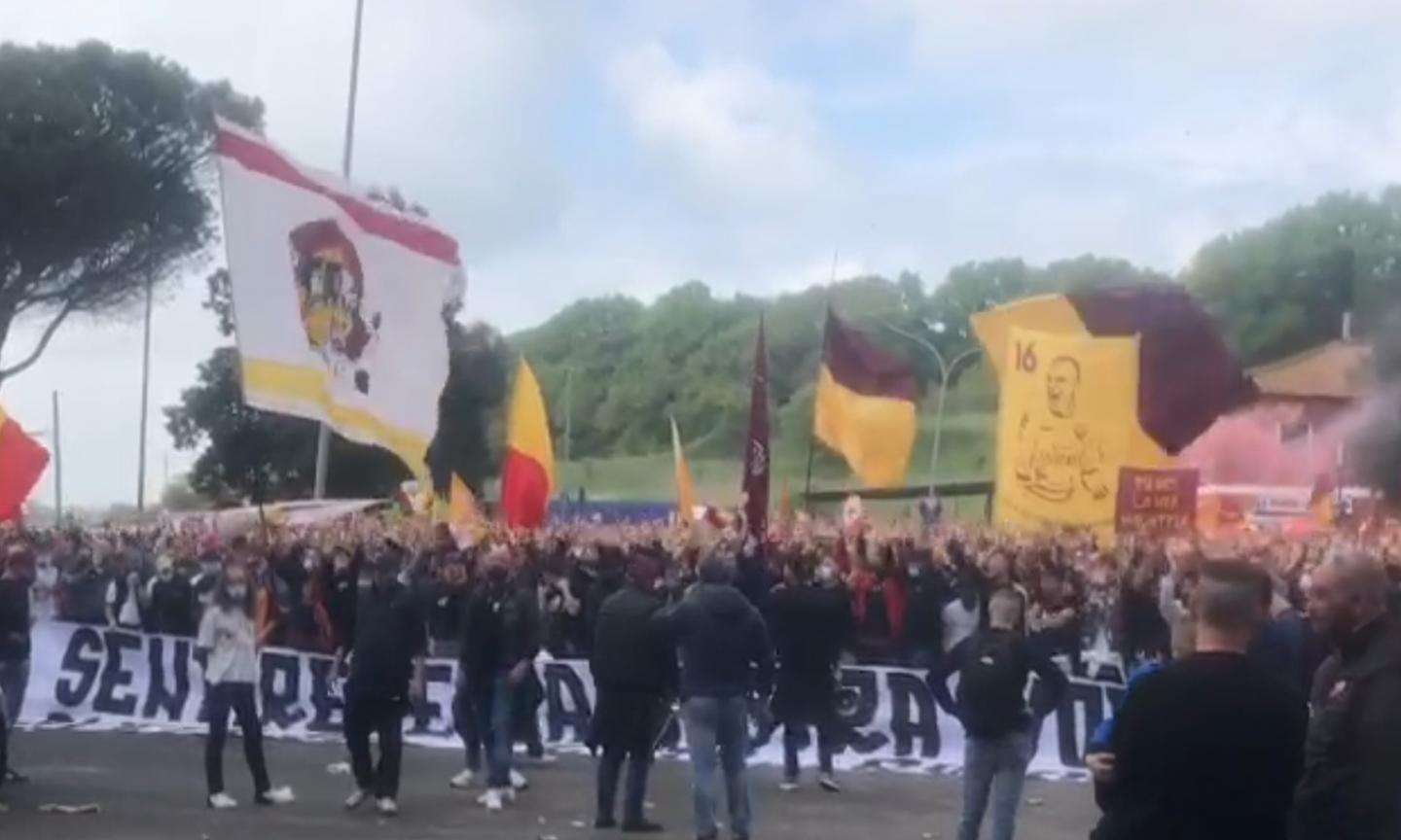 Roma, folla di tifosi fuori da Trigoria in vista della semifinale di Europa League: 'Siamo con voi!' VIDEO