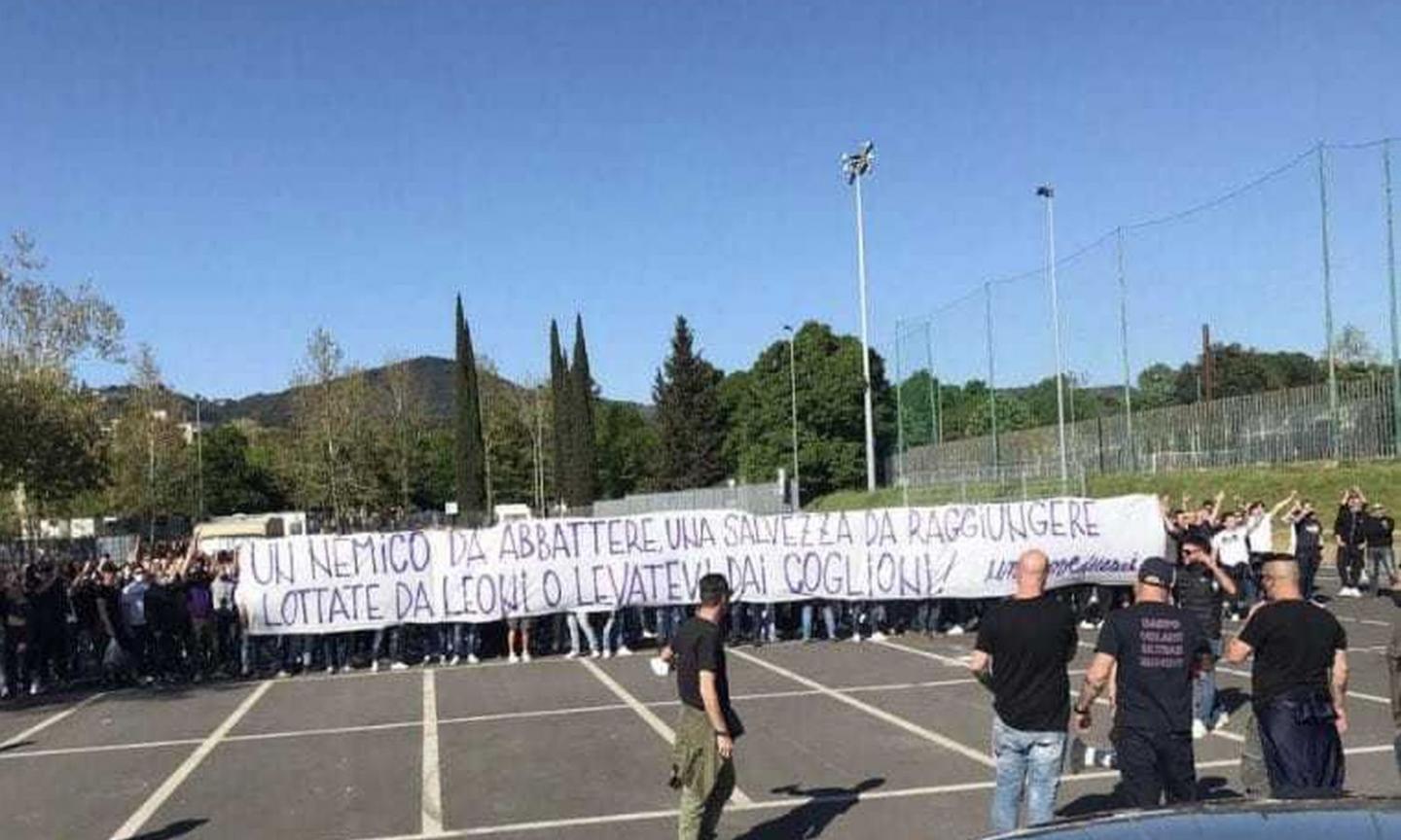 Fiorentina-Juve è ancora una partita di fuoco per Firenze, assembramenti e striscioni contro il 'nemico' FOTO