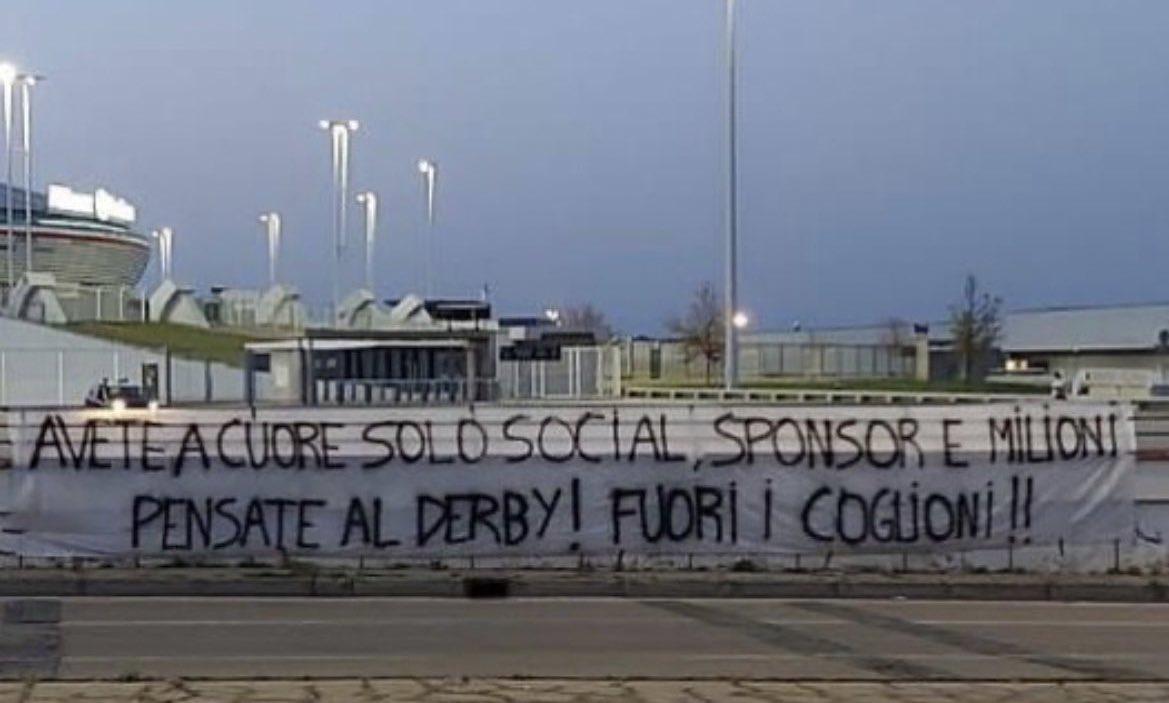 Juve, striscione dei tifosi allo Stadium: 'Avete a cuore solo i milioni, fuori i c...'