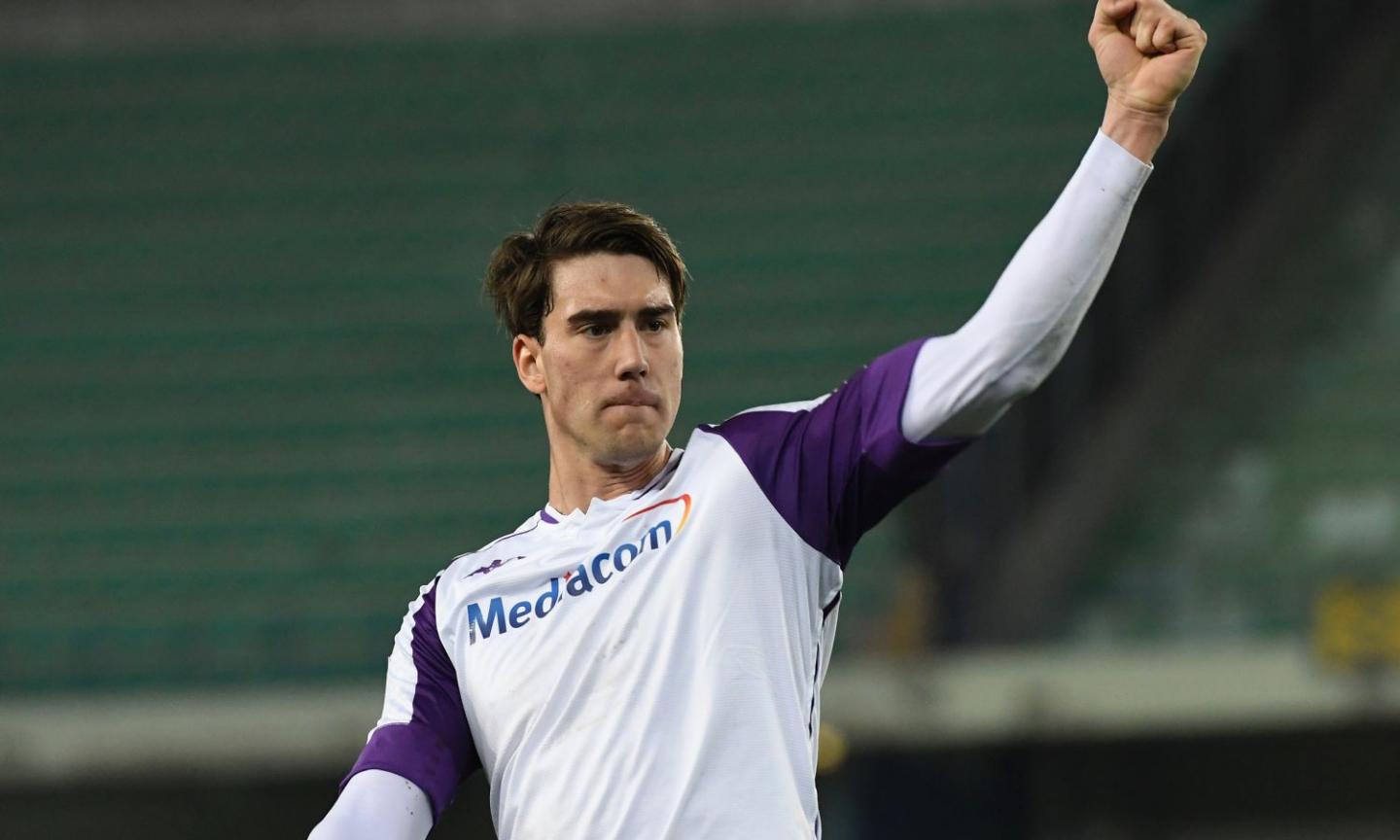 Vlahovic e Caceres firmano il colpo salvezza della Fiorentina: piegato 2-1 il Verona