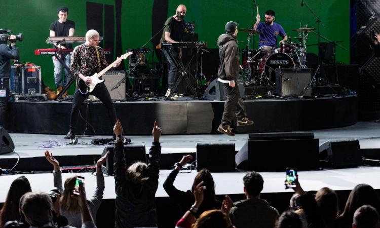 Fedez al Concertone del 1° maggio si rivolge a Draghi sul calcio, attacca la Lega e accusa la Rai di censura VIDEO