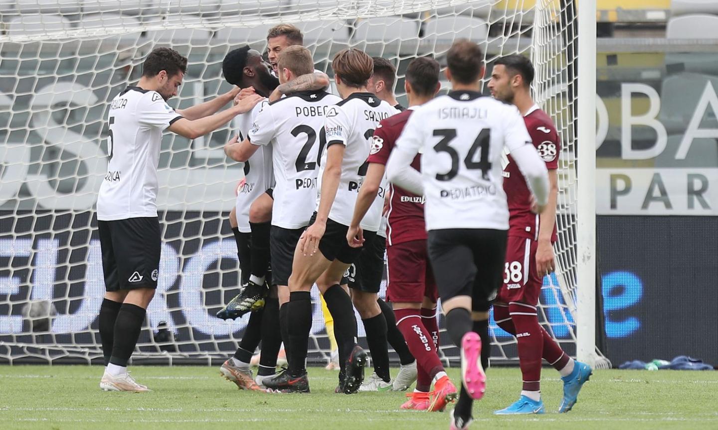 Festa Spezia, è salvo con Saponara-show. Torino disperato: 11 gol subiti in 3 giorni, ora rischia