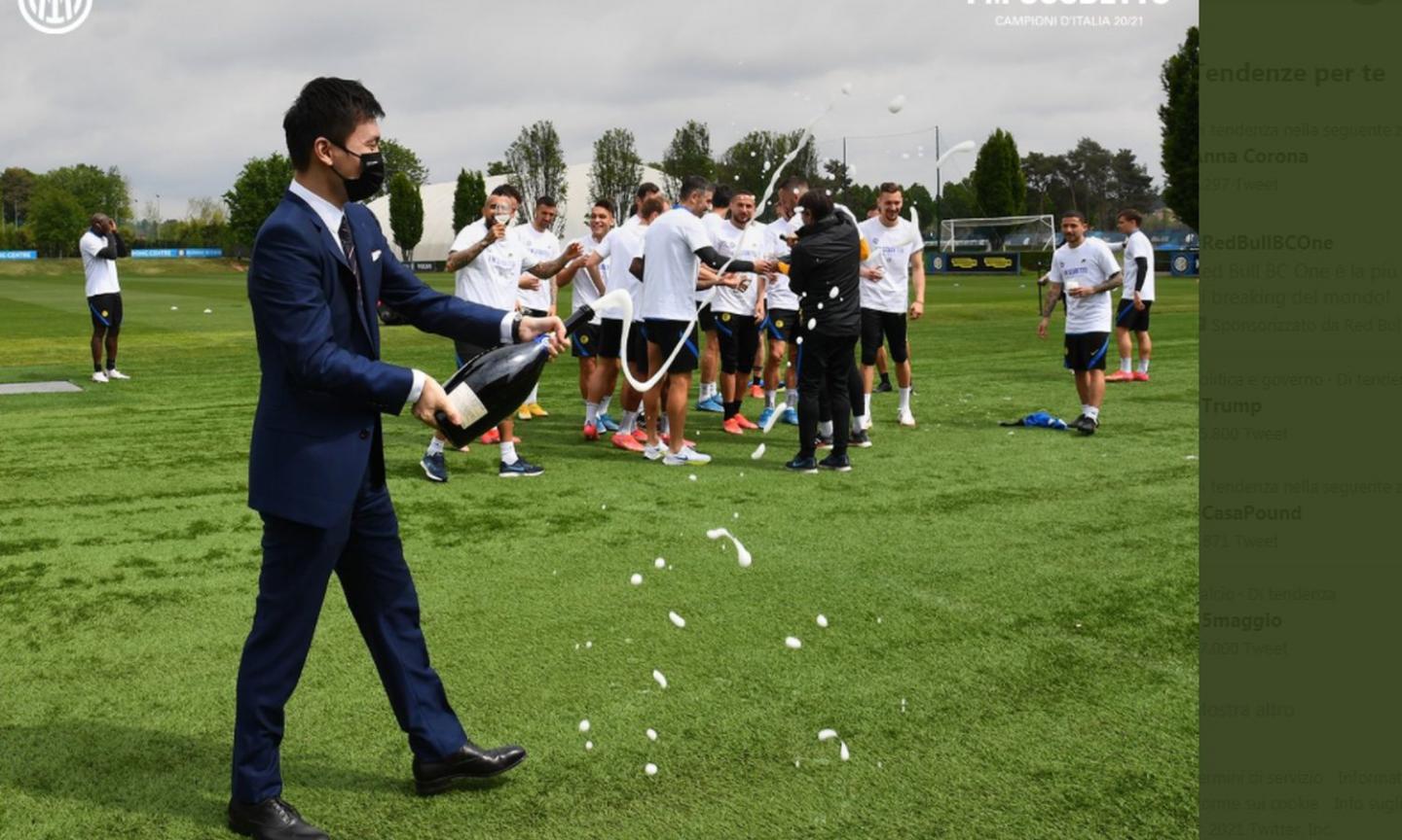 L'Inter festeggia lo scudetto ad Appiano. Il VIDEO di Zhang con la bottiglia, mentre salta con Conte 