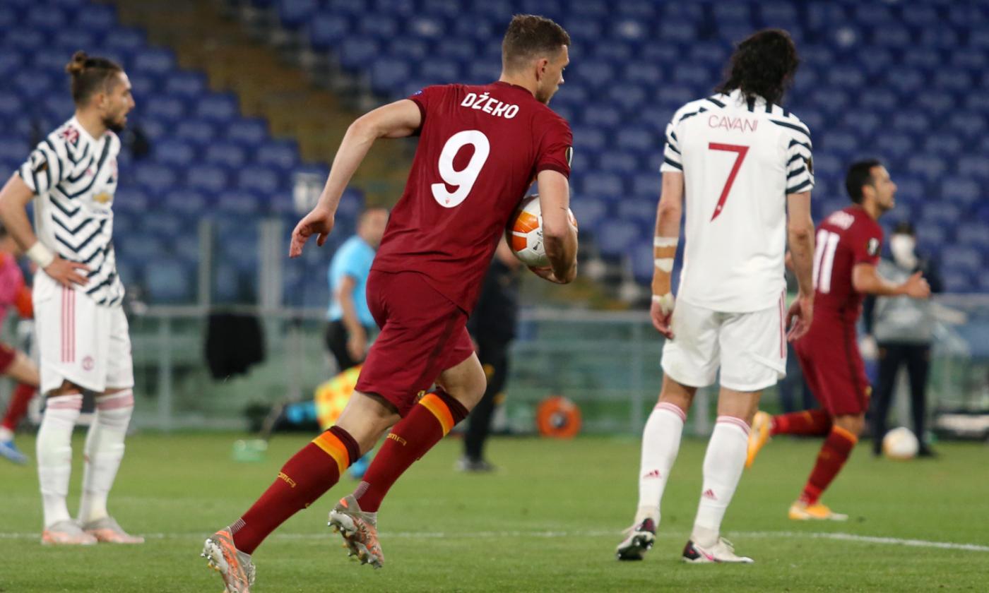 Roma, Dzeko posa con la nuova maglia: 'Sempre più carico e motivato'