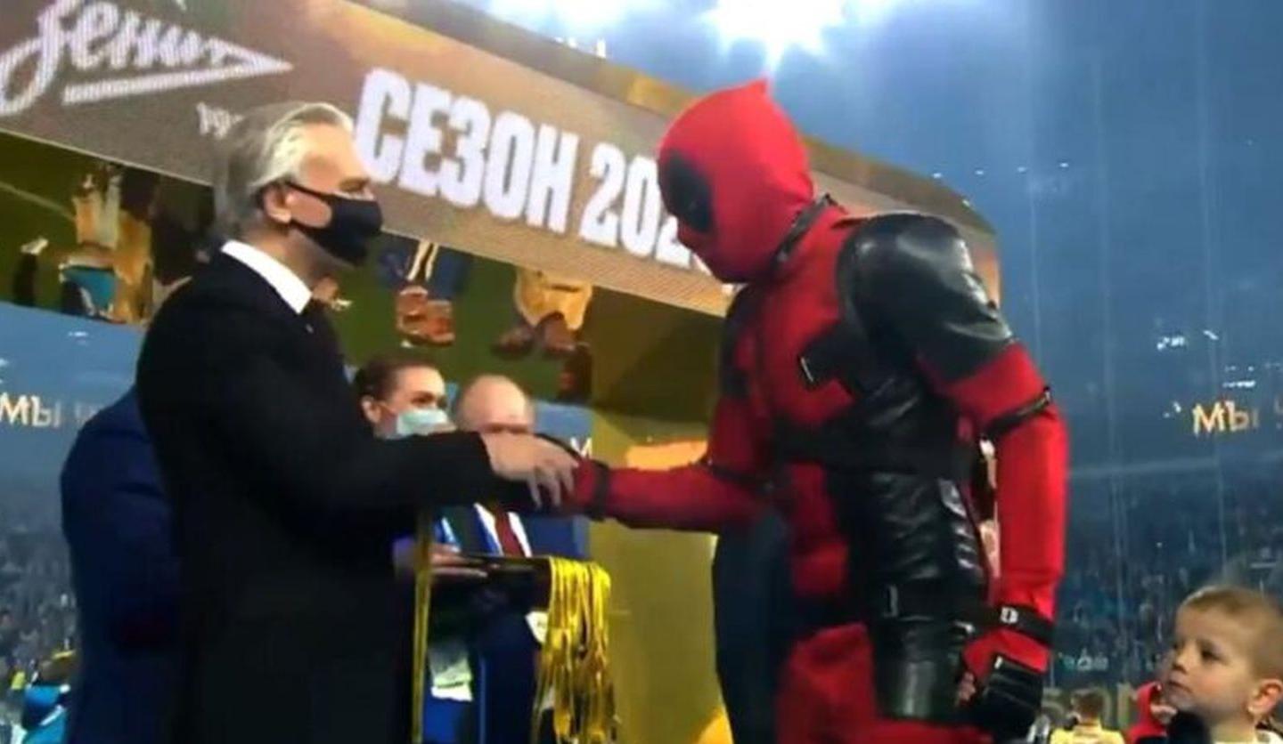 Zenit campione di Russia: Dzyuba si presenta alla premiazione vestito da Deadpool, VIDEO