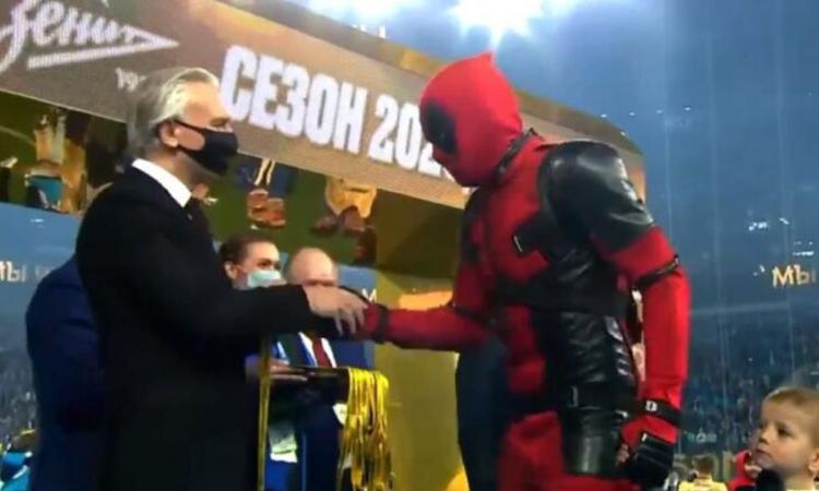 Zenit campione di Russia: Dzyuba si presenta alla premiazione vestito da Deadpool, VIDEO