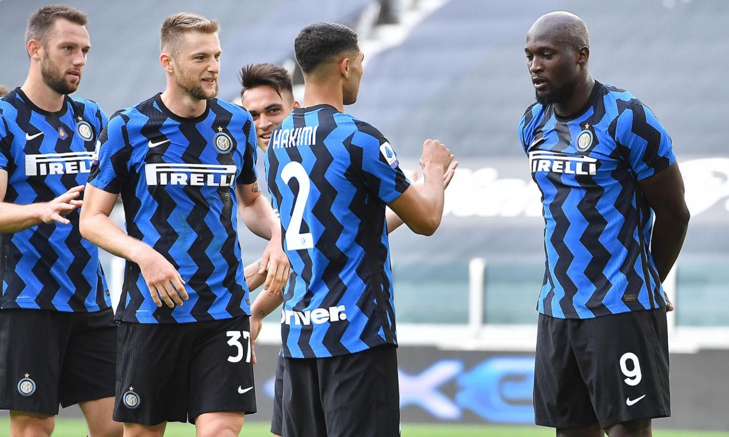 Inter, l'esultanza ironica di Hakimi e Lukaku: mimata la multa, verbale per la punta FOTO