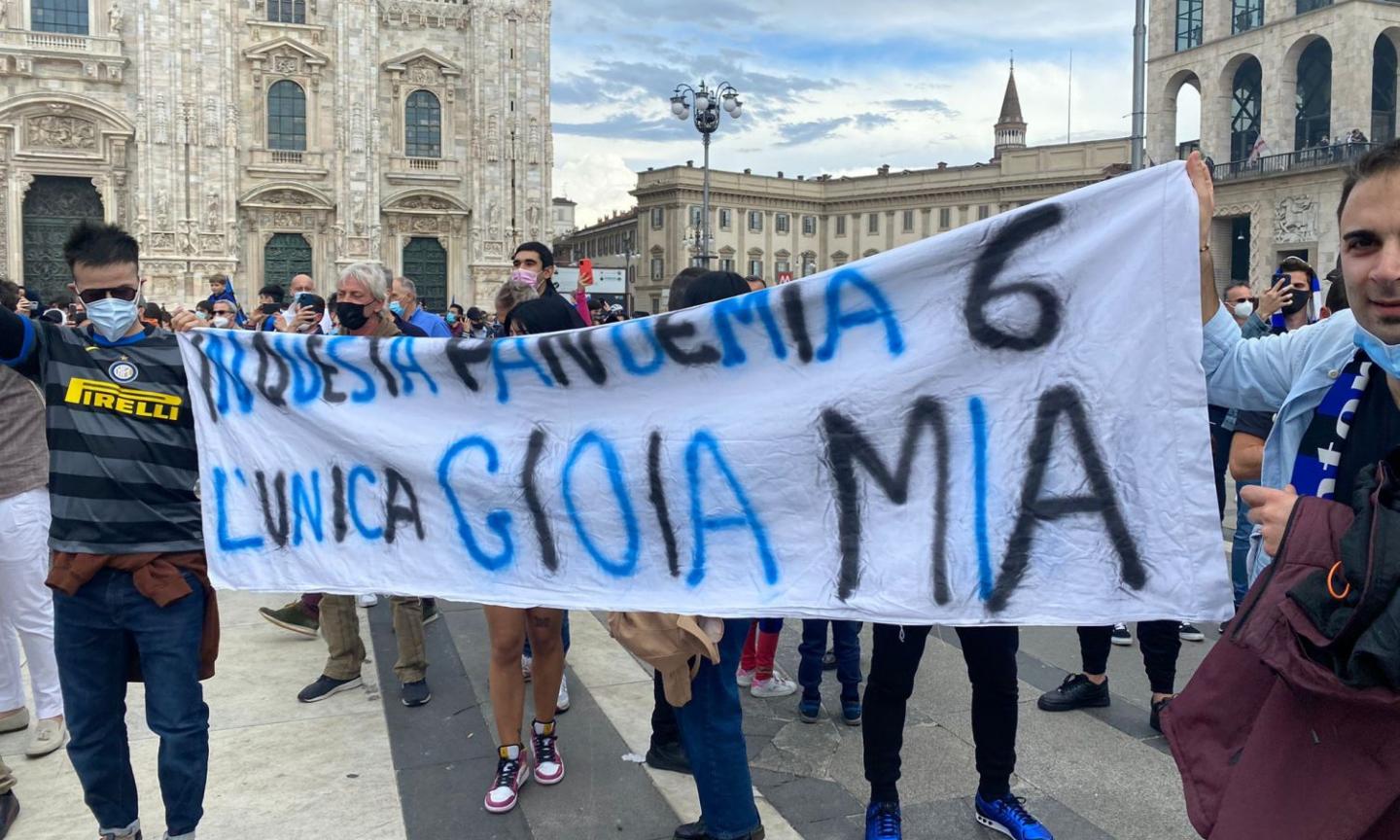 Inter Scudetto - La festa: sciarpe e bandiere nella sede nerazzurra, 'La capolista se ne va' FOTO & VIDEO