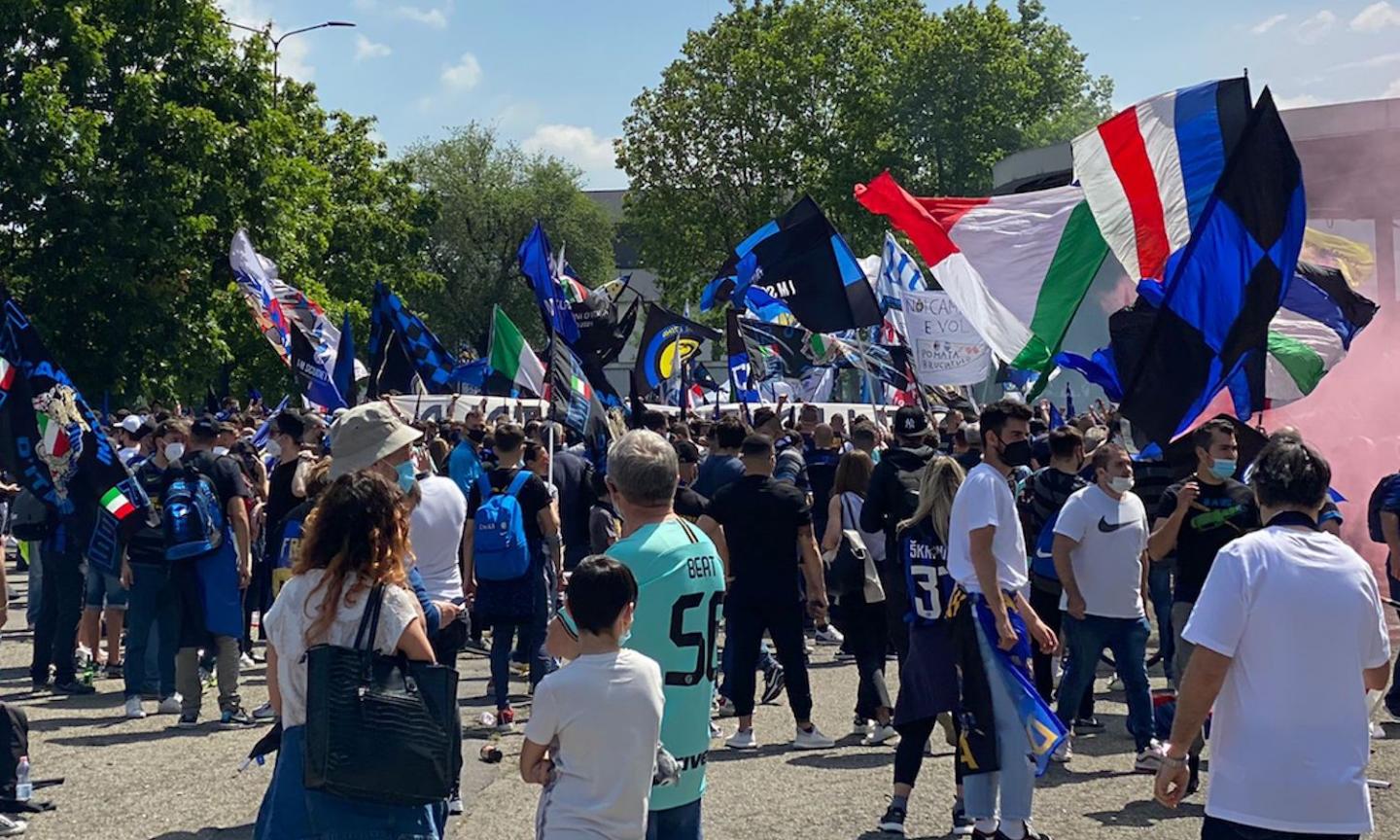 Inter, festa scudetto: i tifosi accolgono così il pullman, entusiasmo alle stelle FOTO E VIDEO