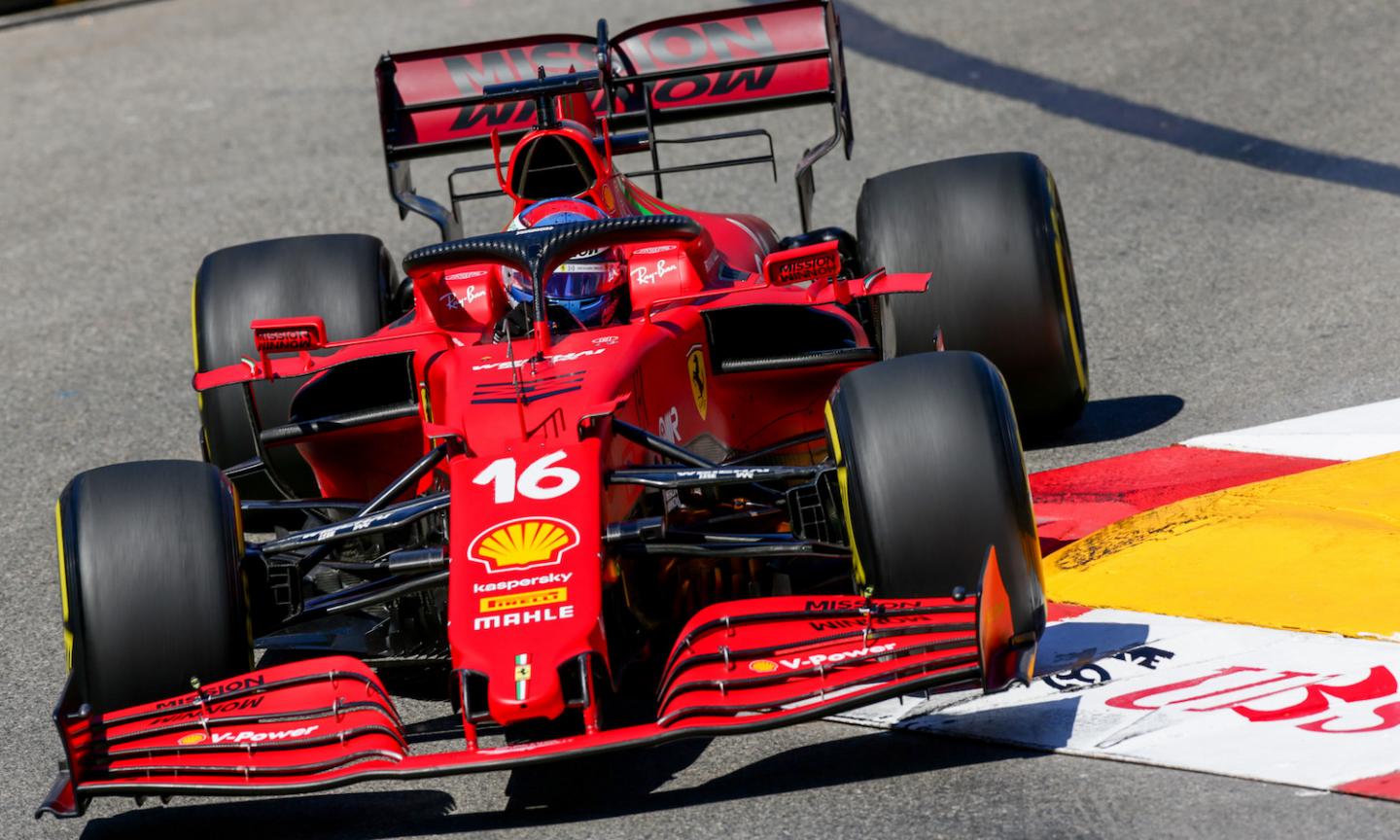 Gp Montecarlo, super Ferrari: Leclerc in pole nonostante un incidente. Sainz quarto, Hamilton settimo