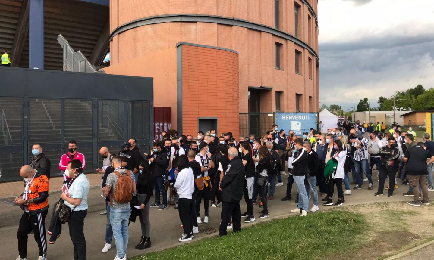 Fumogeni e botti, ultras della Juve ostacolano l'ingresso dei tifosi dell'Atalanta: la Polizia li scorta