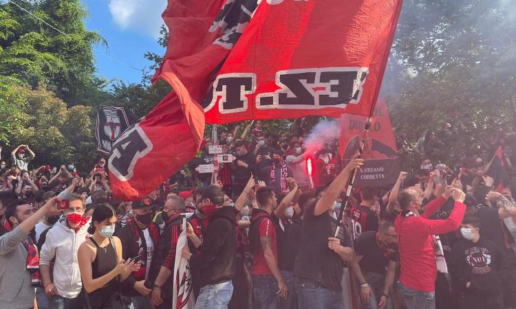 Milan, il giorno della verità: migliaia di tifosi a Milanello per caricare Pioli e i giocatori FOTO e VIDEO