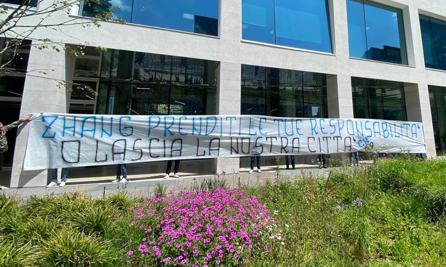 Inter, la curva contro Zhang: 'Prenditi le tue responsabilità o vattene. Conte e giocatori non si toccano'. FOTO e VIDEO Una delegazione sale in sede