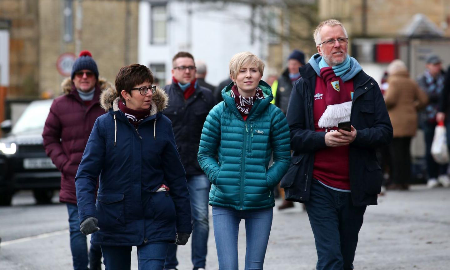 A Burnley il calcio è veramente della gente: il club regala i biglietti per il ritorno dei tifosi allo stadio. I più cari...