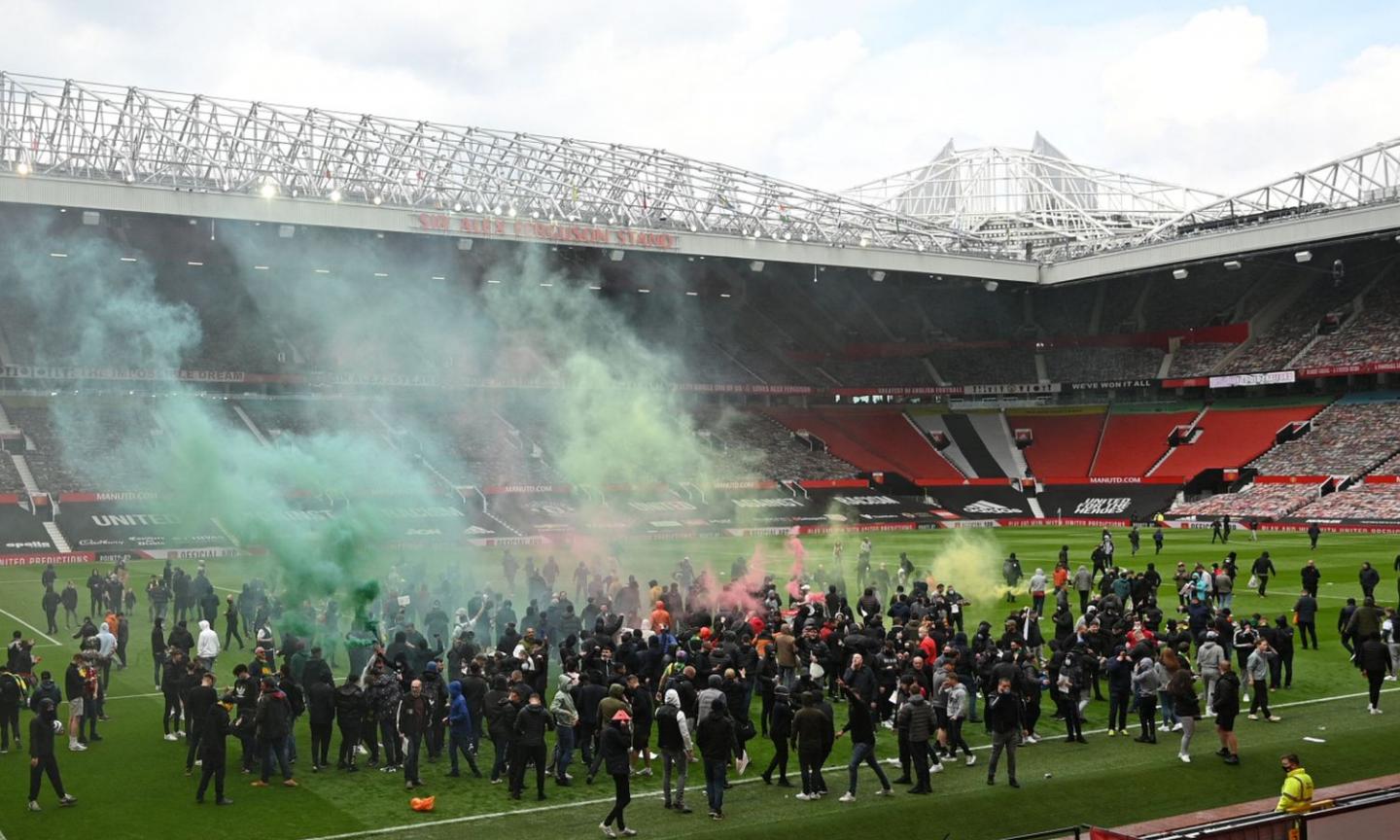 I tifosi del Man United invadono Old Trafford, proteste contro i Glazer e la Superlega: gara col Liverpool rinviata!