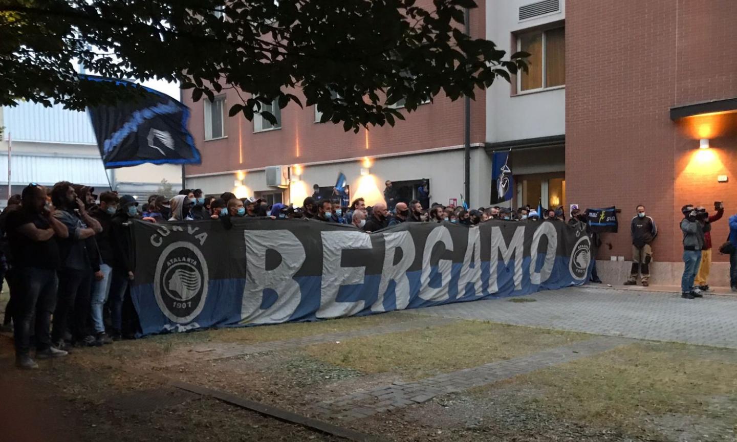 500 tifosi in delirio sotto l'hotel dell'Atalanta, tra entusiasmo e assembramenti. E la Juve è da sola...