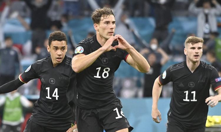 L'attivista Goretzka in gol contro fascismo e omofobia: salva Low e risponde a Orban nella partita arcobaleno