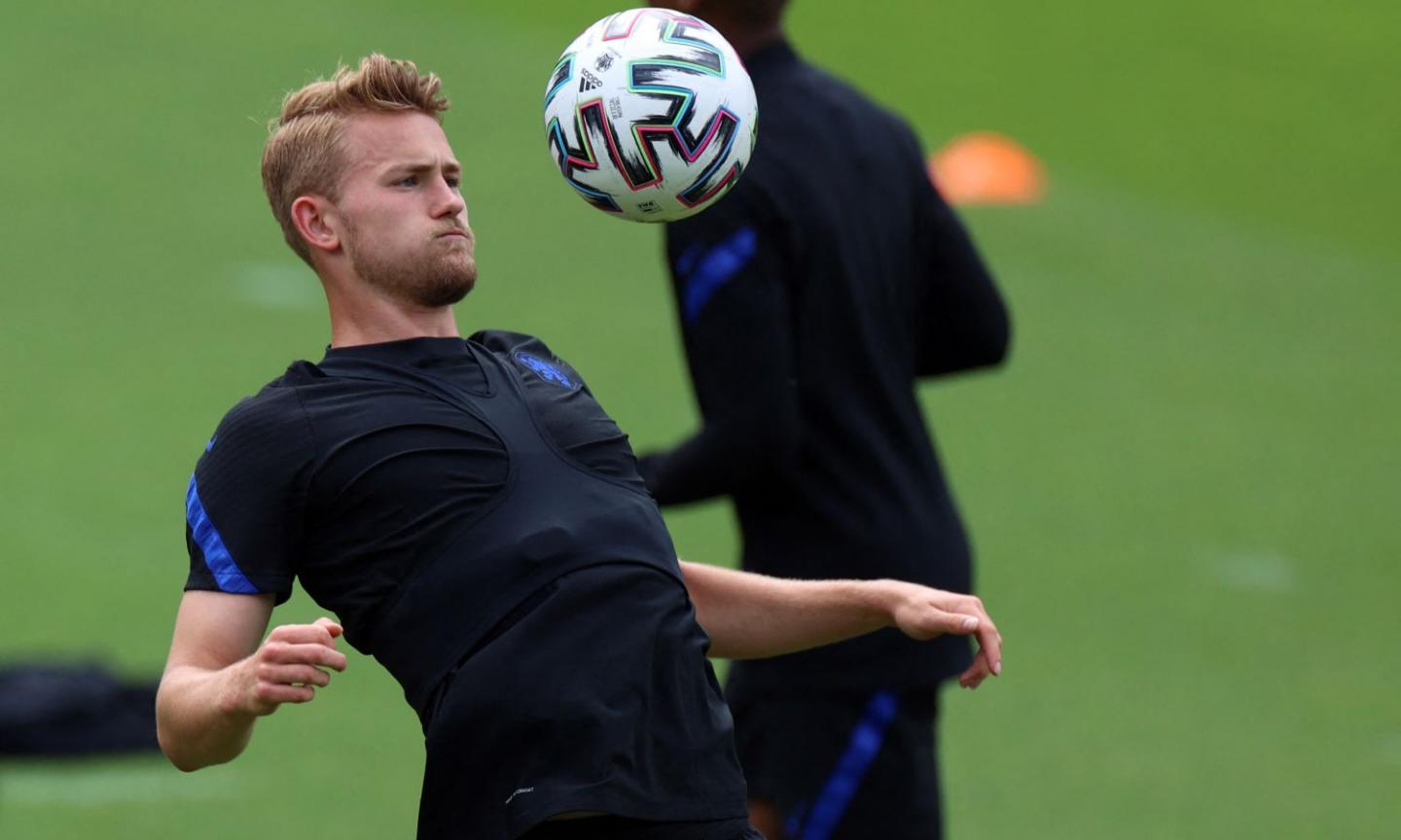 De Ligt provoca l'Italia: 'Gioca bene e ha uno stile non italiano, ma non ha sfidato grandi squadre'