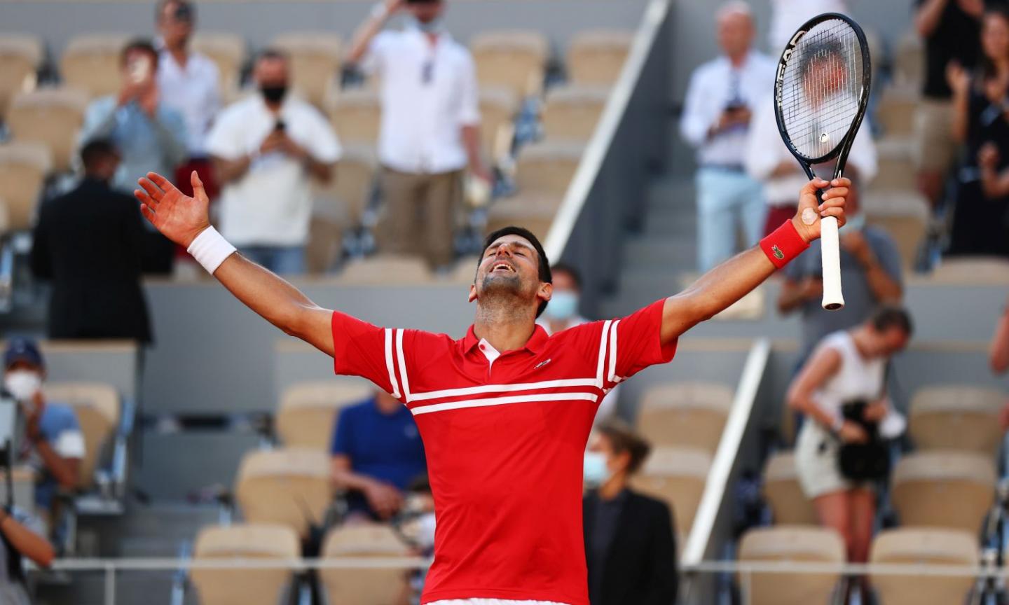 Roland Garros, Djokovic batte Tsitsipas in rimonta ed è campione:  è il suo 19° slam, a meno uno da Federer e Nadal