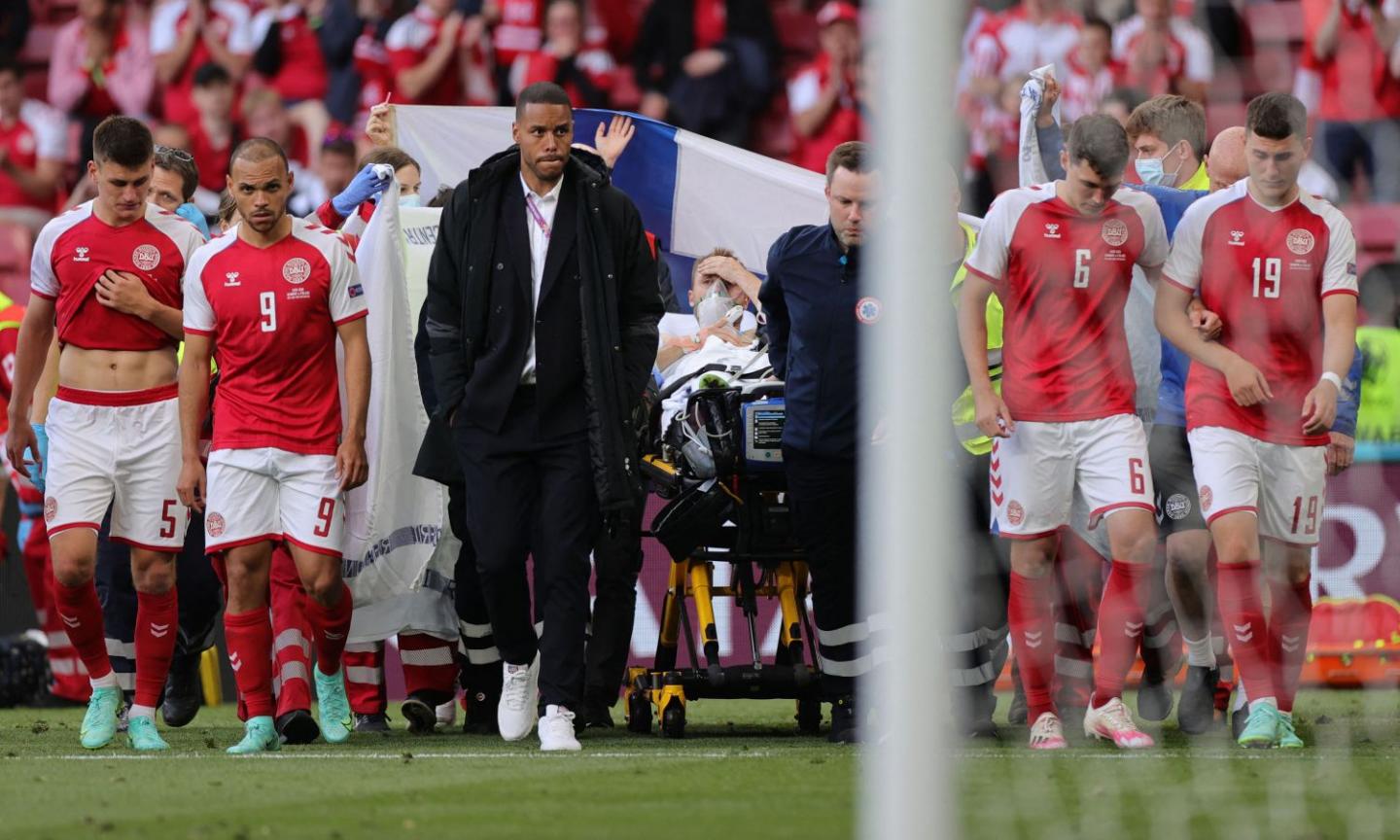 Dramma Eriksen: il malore, i primi soccorsi e l'uscita dal campo, le FOTO