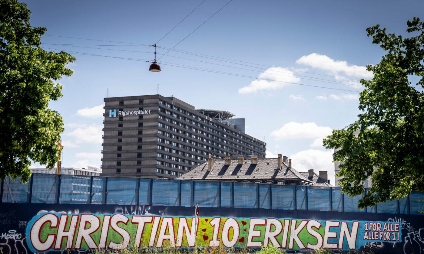 Eriksen, un murale per lui davanti all'ospedale in cui è ricoverato FOTO 'Uno per tutti, tutti per uno'