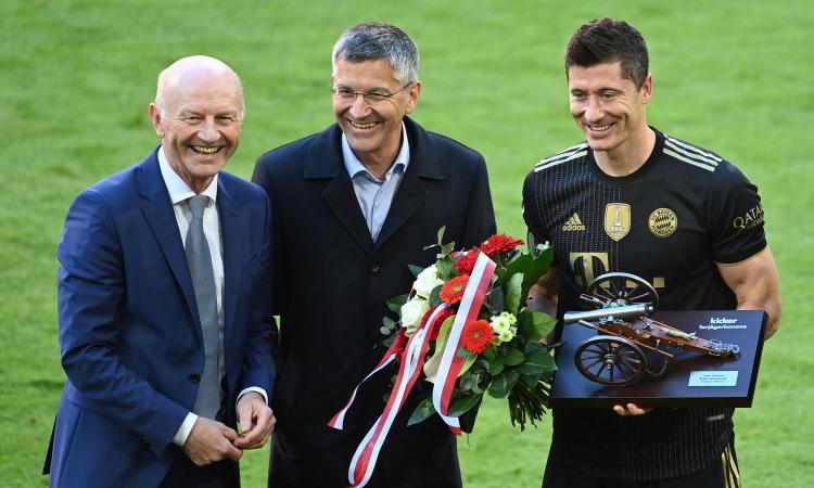 Pres. Bayern, Hainer: 'Lewandowski qui a lungo. Ma come fanno certi club indebitati a spendere così tanto?'