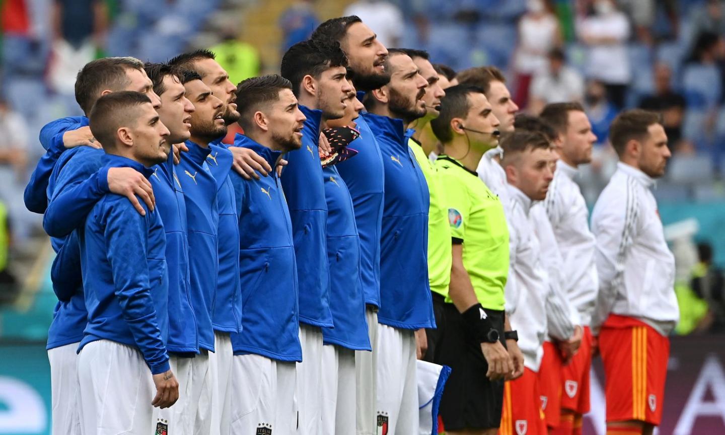 'Ci inginocchiamo se ce lo chiedono gli avversari'. Azzurri antirazzisti a chiamata, che tristezza