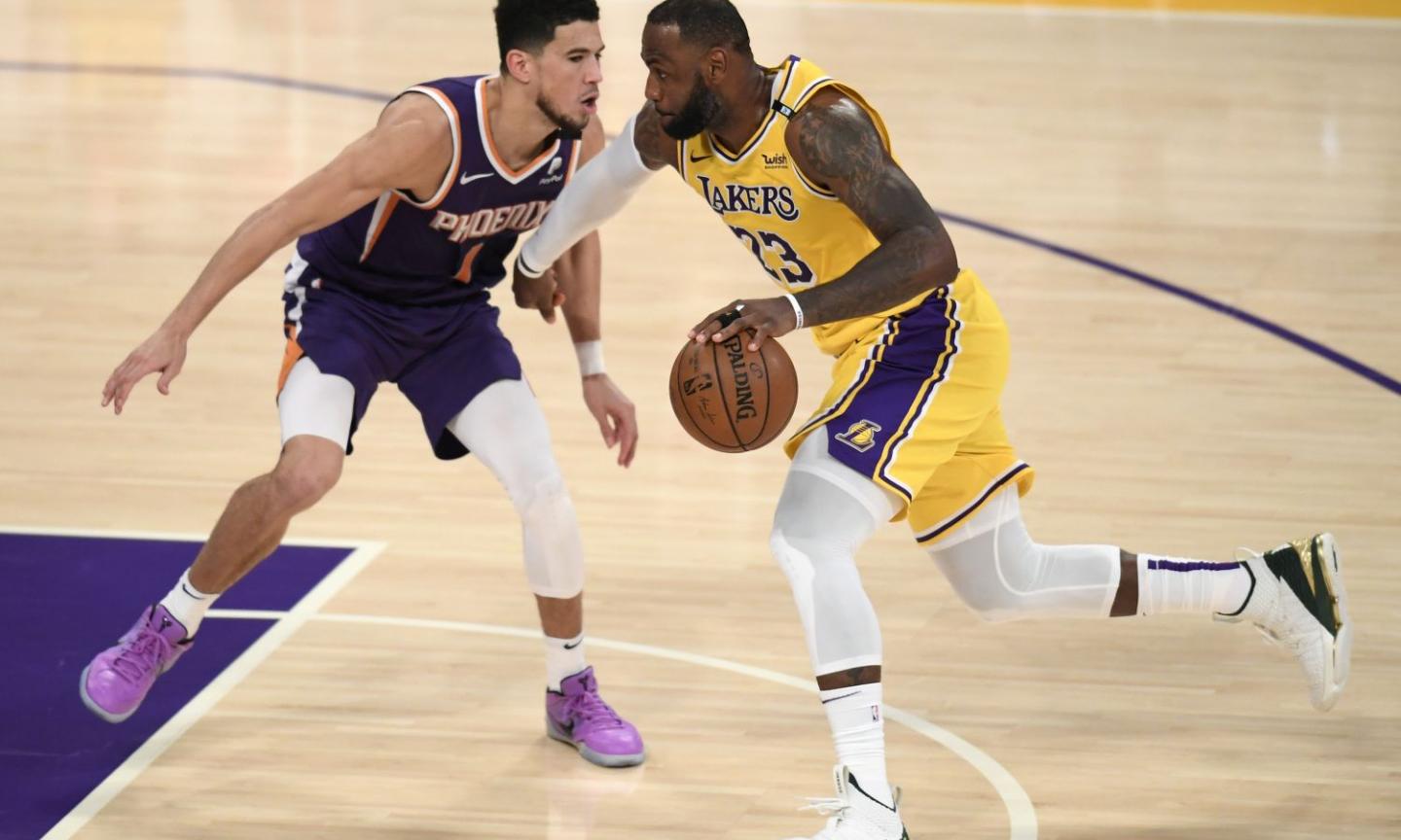 Playoff NBA: abdicano i Lakers, Phoenix fa festa con un Booker da leggenda. E Lebron lo premia...