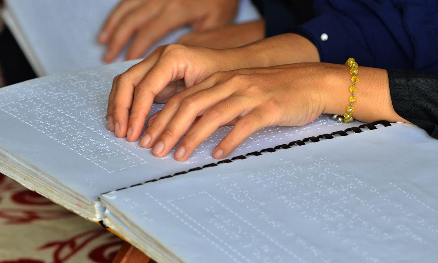 Imparano il braille per la compagna ipovedente: il caso della scuola di Bologna